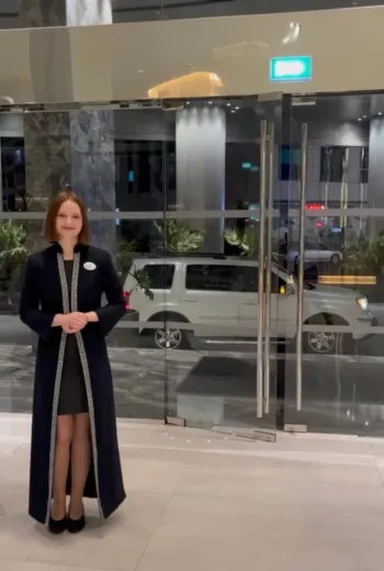 Door Lady, Grand Cosmopolitan, ОАЭ