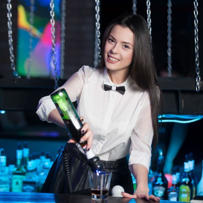 Официант/помощник официанта, бармен, помощник по кухне, горничная